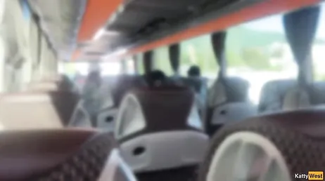 Un desconocido se saca la polla en el bus y se masturba mirándola ... !!