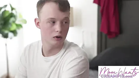 La criada acaba en la cama follando con los hijos de los señores