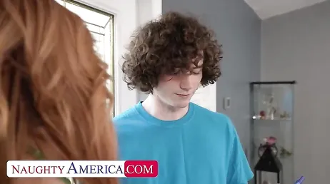 La madre de mi amigo no lleva sujetador, joder que tetazas tiene !!