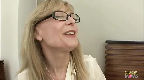 Llega a casa antes de tiempo y pilla al novio de su hija con la polla fuera ... !!