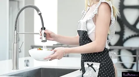 Mi cuñado sabe como comerle el coño y el culo a una mujer !!