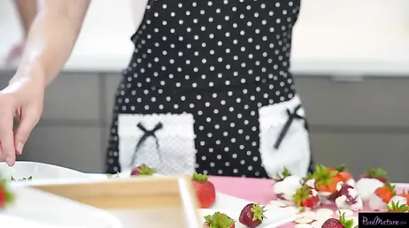 Mi cuñado sabe como comerle el coño y el culo a una mujer !!