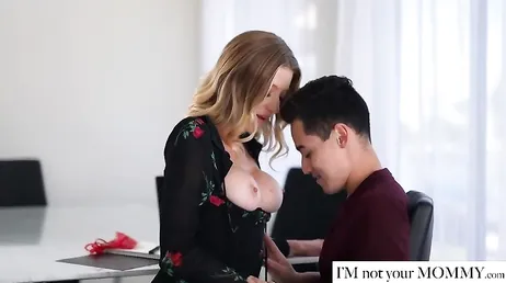 El chico está estudiando y mamá se acaba de quitar las bragas