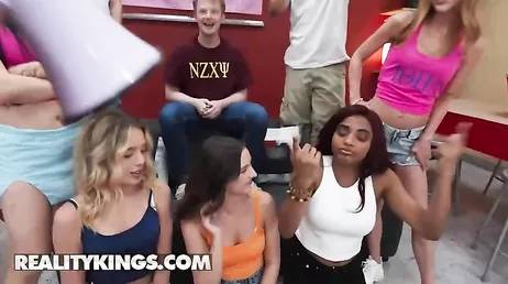 Novatada porno XXX para las nuevas chicas en esta universidad