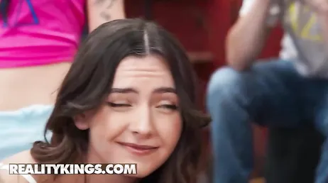 Novatada porno XXX para las nuevas chicas en esta universidad