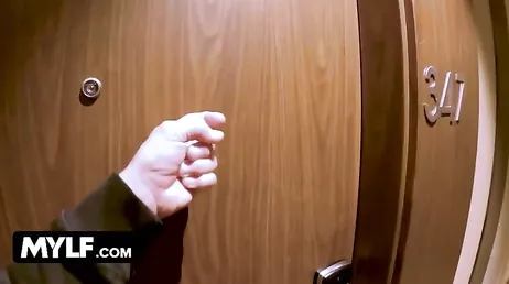 Dejo que mi mejor amigo pase la noche con mi mujer musulmana