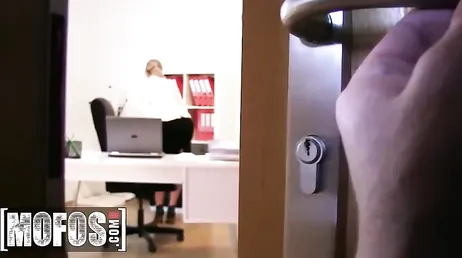 El tanga a un lado para metérsela a mi compañera en el trabajo