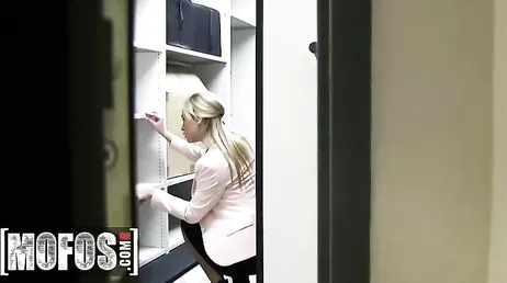 El tanga a un lado para metérsela a mi compañera en el trabajo