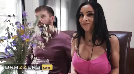 El hijo puta se levanta ya de la mesa con la polla bien dura y al aire