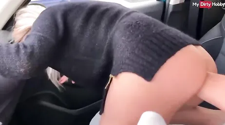 Me pide que la meta la mano entera por sus agujeros, joder, no me lo creo