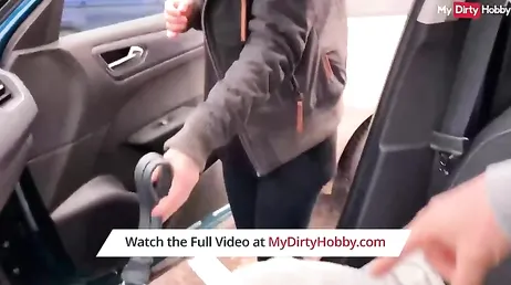 Me pide que la meta la mano entera por sus agujeros, joder, no me lo creo