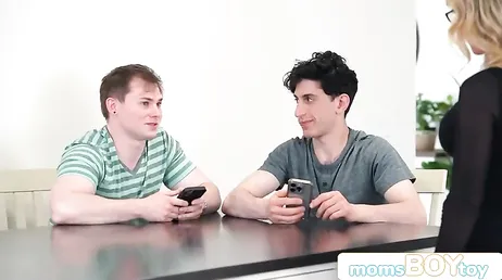 Pero por qué sois tan tímidos? es que no me queréis follar?