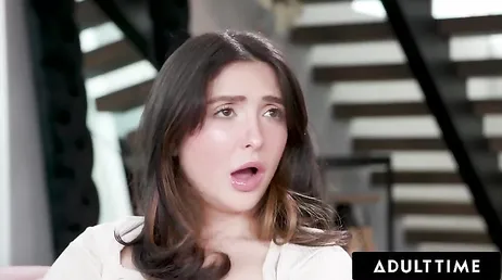 Comparte la polla dura de su novio con la zorra de su hermanastra ... qué morbo!