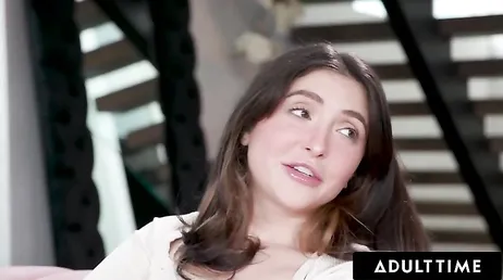 Comparte la polla dura de su novio con la zorra de su hermanastra ... qué morbo!