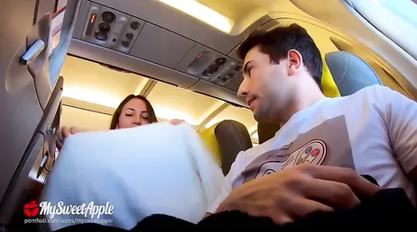 A mi chica le apetece comerme la polla en el avión, no me niego claro