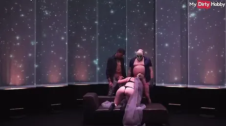 La fiesta se está desmadrando, al final son folladas por mucho tíos