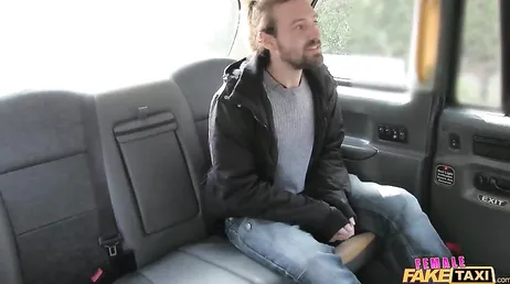 La taxista para el coche y me ofrece su culo, como rechazarlo ..?