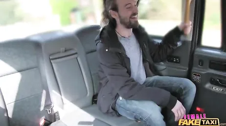 La taxista para el coche y me ofrece su culo, como rechazarlo ..?