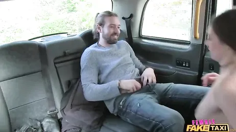 La taxista para el coche y me ofrece su culo, como rechazarlo ..?