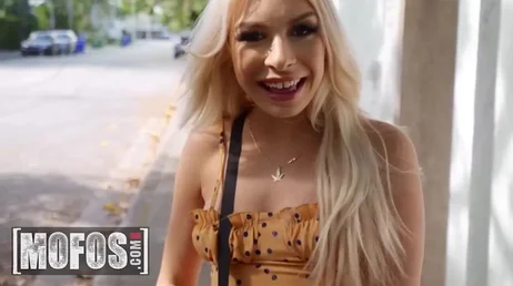 Se liga por la calle a una rubia de sonrisa bonita que tenia ganas de polla
