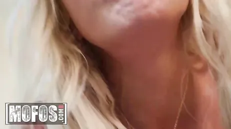 Se liga por la calle a una rubia de sonrisa bonita que tenia ganas de polla