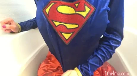 Superwoman al rescate para salvar a su novio de los peligros ... !!