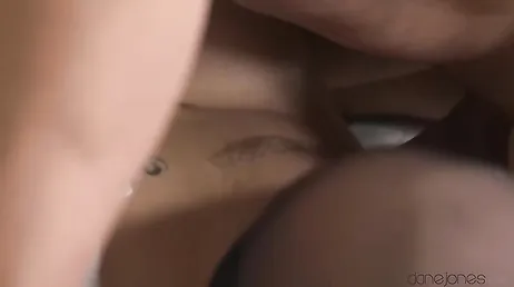 Su padrastro no puede resistir mas la tentación de quedarse a solas con ella