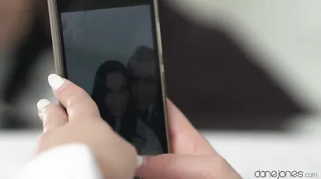 Su padrastro no puede resistir mas la tentación de quedarse a solas con ella