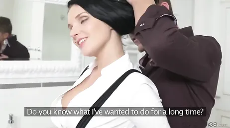 Su padrastro no puede resistir mas la tentación de quedarse a solas con ella