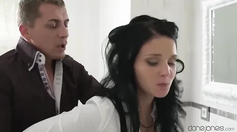 Su padrastro no puede resistir mas la tentación de quedarse a solas con ella