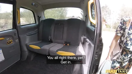 No se como he acabado haciéndole una mamada al joven taxista