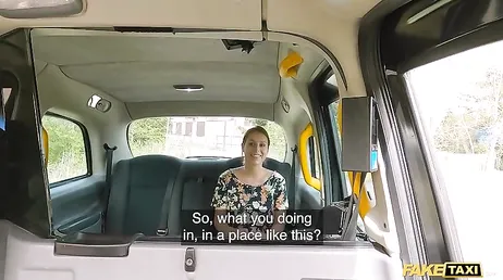 No se como he acabado haciéndole una mamada al joven taxista