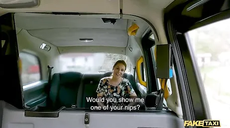 No se como he acabado haciéndole una mamada al joven taxista