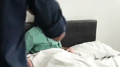 Podrá este chico gay resistirse a los encantos de la guapa Jewelz Blu?