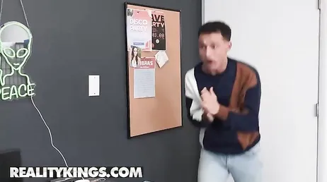 Colegiala mete a su chico en el colegio mayor para follárselo