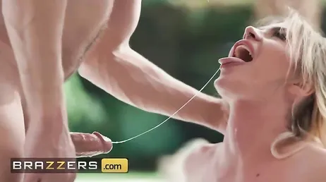 Mamá se liga a un jovencito en la calle para llevárselo a casa y follarle