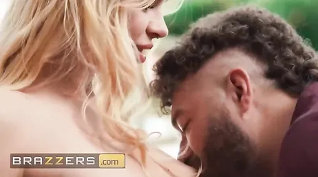 Mamá se liga a un jovencito en la calle para llevárselo a casa y follarle