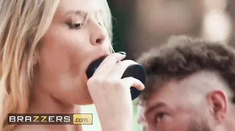 Mamá se liga a un jovencito en la calle para llevárselo a casa y follarle