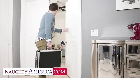 La entrevista de trabajo con esta mujer se está calentado un poco ...