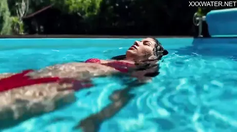Cada vez que mi vecina venezolana se mete en la piscina me empalmo