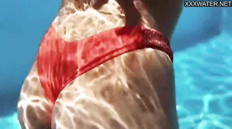 Cada vez que mi vecina venezolana se mete en la piscina me empalmo