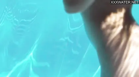 Cada vez que mi vecina venezolana se mete en la piscina me empalmo