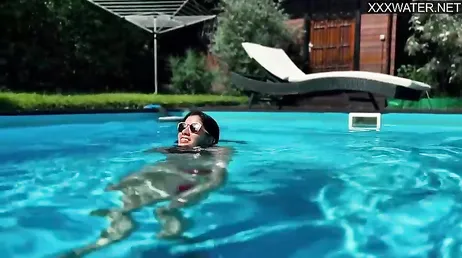 Cada vez que mi vecina venezolana se mete en la piscina me empalmo