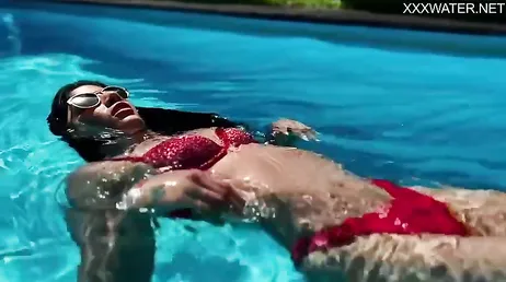 Cada vez que mi vecina venezolana se mete en la piscina me empalmo