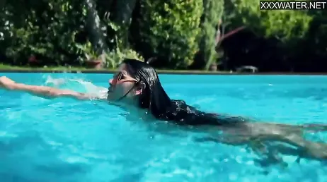 Cada vez que mi vecina venezolana se mete en la piscina me empalmo