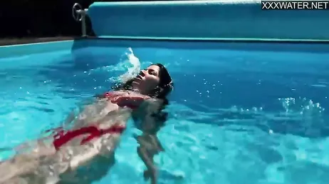 Cada vez que mi vecina venezolana se mete en la piscina me empalmo