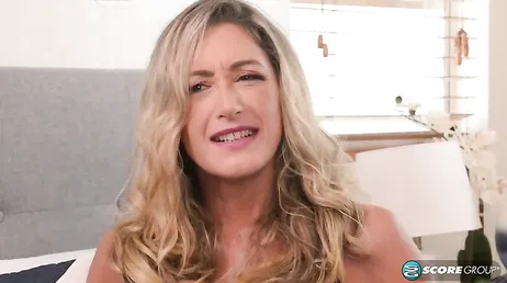 Sexy esposa infiel se lo pasa de maravilla con su amante en un hotel