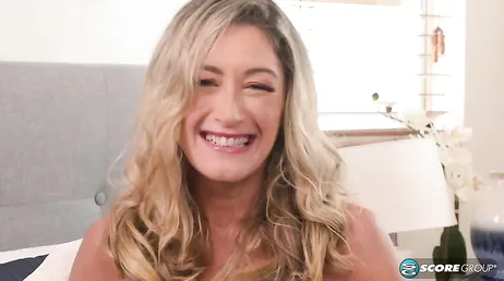 Sexy esposa infiel se lo pasa de maravilla con su amante en un hotel