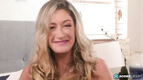 Sexy esposa infiel se lo pasa de maravilla con su amante en un hotel