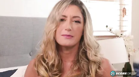 Sexy esposa infiel se lo pasa de maravilla con su amante en un hotel